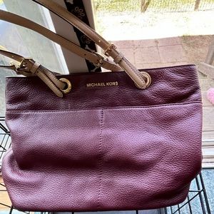 Burgundy tote purse. Used but in great shape.